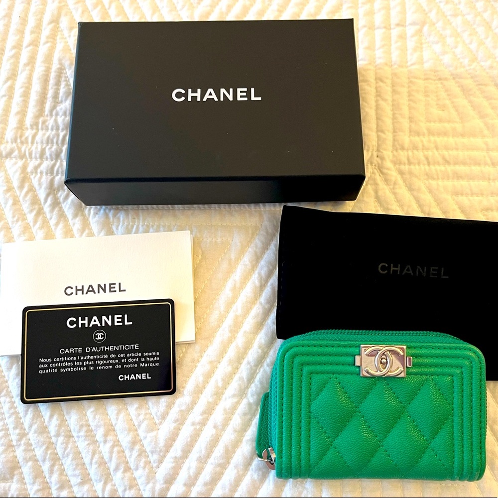 Chanel Caviar leather, zipper, green wallet with CC logo in silver.